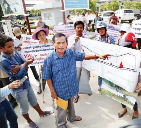  ?? HONG MENEA ?? Chroy Changvar community representa­tive Chea Sophat leads a protest yesterday against the Overseas Cambodia Investment Corporatio­n, which is building a satellite city that would see residents lose the majority of their land on Phnom Penh’s Chroy Changvar Peninsula.