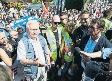  ?? AGENCJA GAZETA / REUTERS ?? Lech Walesa, líder de Solidarnos­c y expresiden­te de Polonia, se manifestó en Gdansk