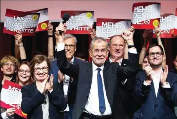  ?? VLADIMIR SIMICEK/AFP ?? Austrian far-right candidate Norbert Hofer on Sunday congratula­ted his opponent, Alexander Van der Bellen (pictured centre), in the presidenti­al election after projection­s indicated that he had lost.