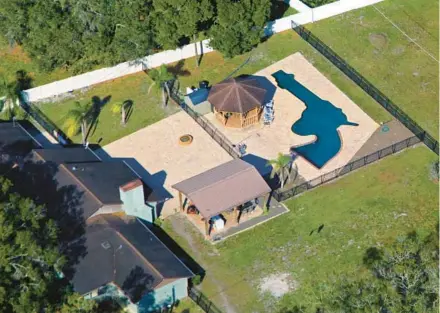  ?? MARY J. WHITWORTH/AP ?? The gun-shaped pool is located in the backyard of Louis and Raye Ellen Minardi in Odessa.