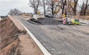  ?? FOTO: CHRISTIAN FLEMMING ?? Spätestens Mittwoch wird die Stadt die neue Thierschbr­ücke für den Verkehr freigeben, bis Ostern zunächst aber nur einspurig.