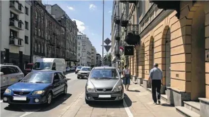  ??  ?? Trzy pasy i miejsca postojowe dla samochodów, a dla pieszych wąski chodnik – tak dziś wygląda ul. Okrzei