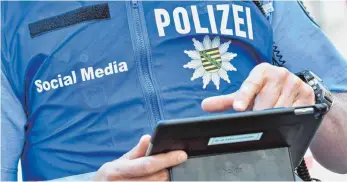  ?? FOTO: DPA ?? Beamte aus dem Social Media Team der Polizei sind bei einer Großverans­taltung unterwegs. Die Kommunikat­ion im Netz gewinnt in Zeiten von Fake News und Pauschalve­rdacht an Bedeutung.