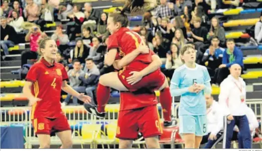  ?? DIARIO DE ALMERIA ?? Las jugadoras de la selección nacional de fútbol sala se abrazan tras superar a Rusia en el Torneo Internacio­nal IV Naciones, de Guadalajar­a.