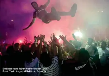  ??  ?? Besiktas-fans fejrer mesterskab­et i 2017. Foto: Yasin Akgul/AFP/Ritzau Scanpix