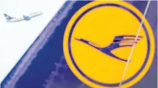  ?? FOTO: ARNE DEDERT/DPA ?? Mit neun Milliarden Euro will der Bund die Lufthansa vor den Folgen der CoronaKris­e retten. Doch noch ist nicht sicher, ob die Aktionäre dem mühsam ausgehande­lten Paket zustimmen.