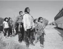  ?? Jerry Lara / Staff photograph­er ?? Migrant families prepare to board a bus Friday after they were detained by Border Patrol agents near La Joya.