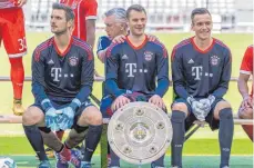  ??  ?? Eine Massage für den Kapitän: Carlo Ancelotti und Manuel Neuer scherzen herum, Sven Ulreich (li.) und Christian Früchtl freut es.