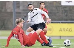  ?? BENEFOTO ?? Keine Chance: DSC-Akteur Murat Yildiz (weißes Trikot) hat im Zweikampf gegen Benjamin Wünschmann das Nachsehen.