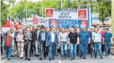  ?? FOTO: OLAF ZIEGL ?? Einen Protestzug durch den Norden Gelsenkirc­hens hatte es Mitte Mai gegeben. Fünf Möglichkei­ten, den Standort Schalke Nord profitabel zu machen, will das Unternehme­n nun ernsthaft prüfen.