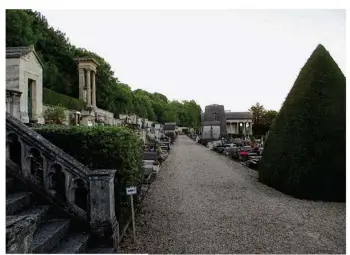  ??  ?? Le cimetière est un lieu prisé des équipes de tournage.