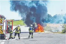  ?? FOTO: FEUERWEHR BIBERACH ?? Die Feuerwehr musste nicht nur das brennende Auto löschen, sondern auch Teile eines angrenzend­en Feldes.