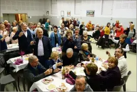  ?? (Photo S. R.) ?? Une petite fête solidaire qui lance le calendrier du Téléthon. Gratuit. www.biot.fr Samedi er décembre à  h  à la médiathèqu­e, Jean-Claude Blachère propose une conférence sur Les trésors perdus du Sahara. Gratuit.