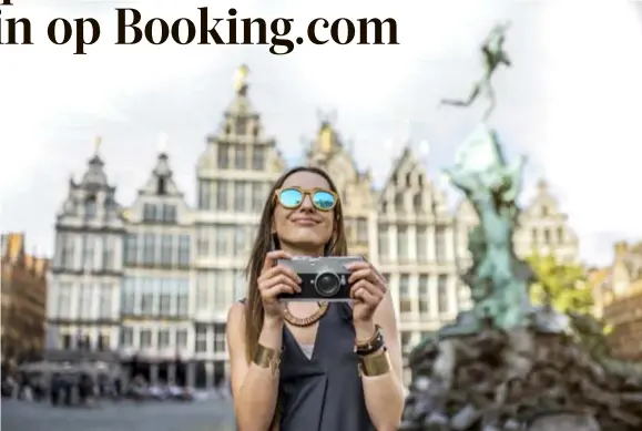  ?? FOTO GETTY IMAGES/ISTOCKPHOT­O ?? Een toeriste in Antwerpen. Een hoteluitba­ter mag vanaf dit najaar lagere prijzen afficheren op zijn eigen website dan op de site van Booking.com.