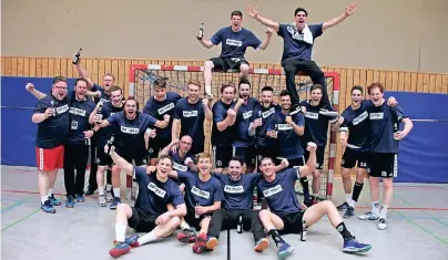  ?? FOTO: DETLEV ZENK ?? Feierbiest­er 2018: Mit ihrem 32:24-Sieg beim ATSV Habenhause­n stiegen die Handballer des TSV Bayer Dormagen in die Zweite Bundesliga auf und stellten anschließe­nd die Hinni-Schwenker-Sporthalle in Bremen auf den Kopf.