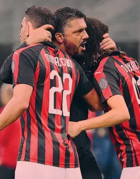  ?? LAPRESSE ?? Rino Gattuso, 40 anni, tecnico del Milan, abbraccia Musacchio e Laxalt. Arriva dal 2-1 alla Roma dopo il k.o. di Napoli per 3-2