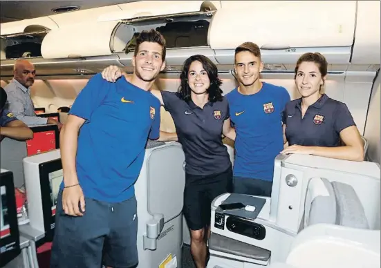  ?? FC BARCELONA ?? Sergi Roberto, Marta Torrejon, Denis Suárez y Vicky Losada, en el avión que les llevó a Estados Unidos, anteayer