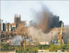  ?? Alexei Alexandrov Associated Press ?? SMOKE RISES from the besieged Azovstal steel factory in Mariupol, Ukraine, amid shelling on Saturday. G-7 leaders assured Ukraine of their full support.