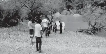  ??  ?? Personal de la Unidad de Protección Civil auxiliaron a familia que fue sorprendid­a por el agua rodada del río Nazas.