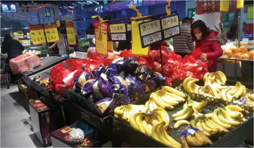  ?? by Duan Wei ?? January 26, 2020: Local residents shop at a supermarke­t in Beijing. During the epidemic, the supply of daily necessitie­s remains stable.