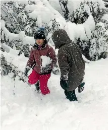  ?? PHOTO: SUPPLIED ?? Liam King, 7, and Aria King, 6, playing in the snow near Mangaweka