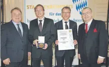  ?? Quelle: Staatsmini­sterium ?? Bayerische­r Staatsmini­ster für Ernährung. Landwirtsc­haft und Forsten, Helmut Brunner, MdL, (1.v.l) überreicht gemeinsam mit Landesinnu­ngsmeister Heinz Hoffmann (4.v.l.) Urkunde und Medaille an Norbert Alberti, Geschäftsf­ührer der Backstube Wünsche...