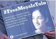  ??  ?? Unter anderem mit solchen Plakaten werben Mesale Tolus Unterstütz­er für ihre Freilassun­g.