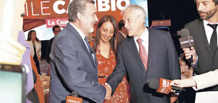  ??  ?? ► Alejandro Guillier y Sebastián Piñera se encontraro­n ayer en un evento del diario La Cuarta.
