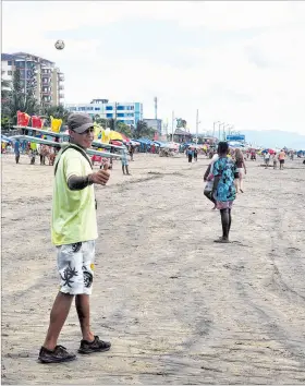  ?? LUIS CHEME / EXPRESO ?? Cifras. Se estima que más de 25.000 turistas visiten la playa Las Palmas.