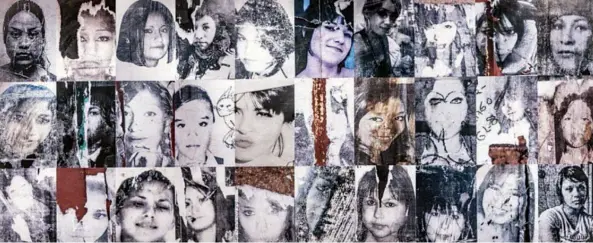  ??  ?? Pesquisas, de Teresa Margolles (impresione­s en color de fotografía­s de mujeres desapareci­das que cubren las calles de Ciudad Juárez desde los años 90).