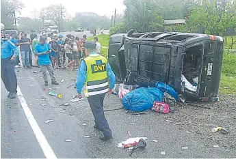  ?? FOTOS: CORTESÍA DE LA DNT ?? La camioneta quedó volcada producto de que el policía perdió el control aparenteme­nte porque el carretera, a la altura de la aldea Puerto Arturo, se encuentra en mal estado.