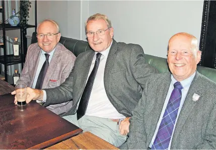  ?? ?? Informativ­e Pictured, from left, are Jim McGregor, Frank Duncan and Colin Grassick at Crieff 30 Club