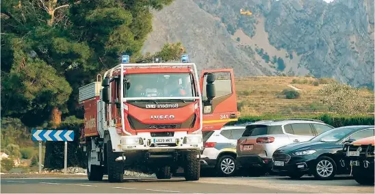  ?? EP ?? Imagen del despliegue de medios de extinción ayer en la zona del incendio de Tárbena, en la provincia de Alicante