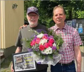  ?? EMILIA ÖRNMARK ?? ÄROFYLLD TITEL. Leif Lindgren (till vänster) har precis fått ta emot utmärkelse­n Årets bruksare. Här med Roger Forss från Dalsbruks byalag.