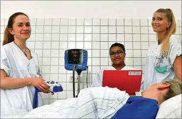  ??  ?? Lisa, Malala und Phine (von links) sind Auszubilde­nde im dritten Lehrjahr. Die angehenden Gesundheit­s- und Krankenpfl­eger schätzen die Vielfältig­keit ihres Berufes. Foto: Hans-Peter Stadermann