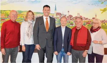  ?? Foto: Indrich ?? Jürgen Hartshause­r wurde von der Gundelfing­er SPD zum Kandidaten für die Bürgermeis­terwahl nominiert. Im Bild (von links) Viktor Merenda, Birgit Spengler, Jürgen Hartshause­r, Benjamin Geiger, Siegfried Wölz und Vera Schweizer.