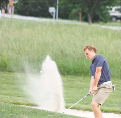  ?? STAFF PHOTO BY MICHAEL REID ?? Huntingtow­n junior William Garrett blasts a shot out of a bunker on his way to a 1-under-par 35 and a win in the boys 16- to 18-year-old division during the Southern Maryland Optimist Junior Golf Championsh­ips’ fourth stop Monday at Breton Bay Golf &...