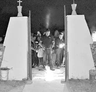  ??  ?? Invitan al recorrido nocturno que se realizará por los panteones municipale­s de Nuestra Señora del Refugio y de la comunidad de Ventura. Cortesía Soledad