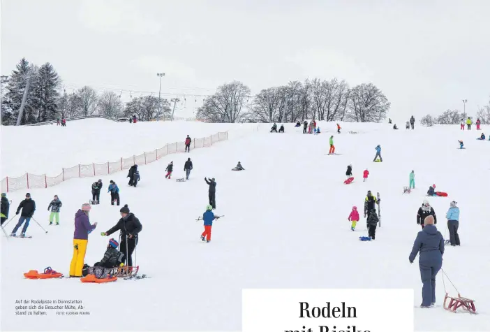  ?? FOTO: FLORIAN PEKING ?? Auf der Rodelpiste in Donnstette­n geben sich die Besucher Mühe, Abstand zu halten.