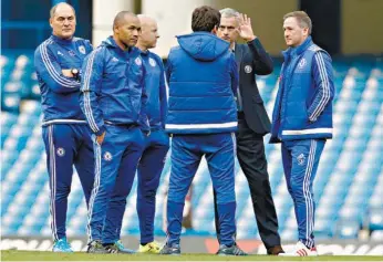  ??  ?? Mourinho reuniu com a equipa técnica do Chelsea logo após o jogo, em pleno relvado de Stamford Bridge