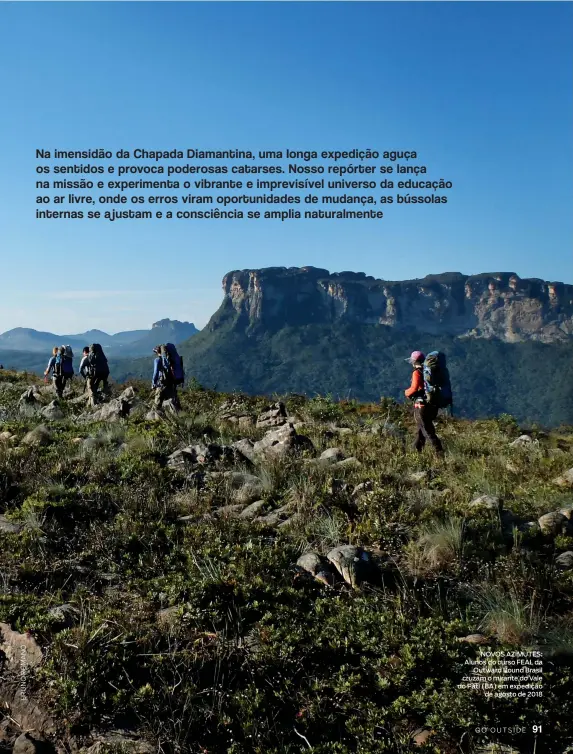  ??  ?? NOVOS AZIMUTES: Alunos do curso FEAL da Outward Bound Brasil cruzam o mirante do Vale do Pati (BA) em expedição de agosto de 2018