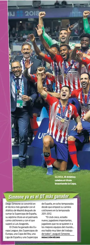  ??  ?? GLORIA. El Atlético celebra el título levantando la Copa.