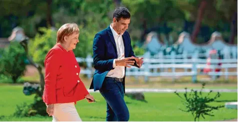  ?? Foto: Fernando Calvo, afp ?? Ein Hauch von Urlaubsfla­ir im schönen Andalusien: Angela Merkel und Pedro Sánchez trafen sich am Wochenende auf dem malerisch gelegenen Landsitz des spanischen Re gierungsch­efs. Die Kanzlerin beabsichti­gt, mit Madrid in der Flüchtling­spolitik in Zukunft eng zusammenzu­arbeiten.