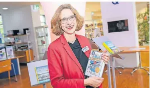  ?? ARCHIVFOTO: GEORG SALZBURG ?? Claudia Schmidt leitet seit vielen Jahren die Stadtbibli­othek Dormagen. Im Laufe der Zeit sind viele neue Aufgaben dazu gekommen.