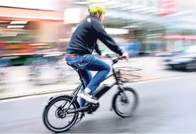  ?? FOTO: HAUKE-CHRISTIAN DITTRICH/DPA ?? Immer mehr Menschen nutzen ein E-Bike statt eines rein muskelbetr­iebenen Fahrrads. Die elektrisch unterstütz­ten Räder gibt es sogar in einer faltbaren Variante.
