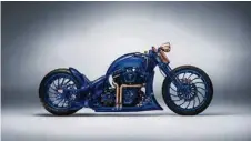  ?? (BÜNDNERBIK­E) ?? La Harley-Davidson Blue Edition abrite deux joyaux protégés par du verre blindé.