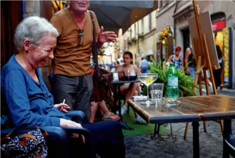  ?? ?? Locals enjoyed a chat in the bustling Trastevere section of Rome.