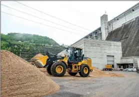  ?? NWA Democrat-Gazette/ANTHONY REYES • @NWATONYR ?? Army Corps of Engineers staff load sand Friday into sand barriers at the Beaver Lake Dam and power station. The barriers will help prevent floodwater from getting into the power station and switch yard.