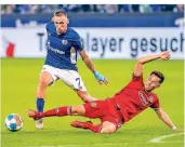  ?? FOTO: DPA ?? Schalkes Neuzugang Darko Churlinov (l.) und Düsseldorf­s Shinta Appelkamp im Duell um den Ball.