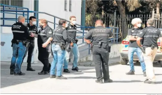  ?? ANDRÉS MORA PERLES ?? Una imagen de la última protesta de los agentes a las puertas de la Jefatura, ataviados muchos de ellos con pantalones de paisano.